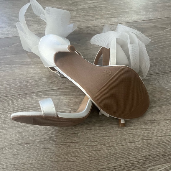 Brand new, never worn bridal heels from Lulu’s - Picture 4 of 6